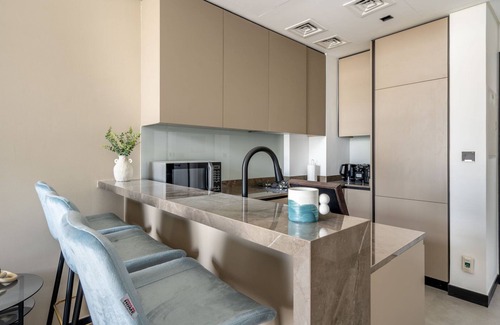 Business Bay Apartment | GuestReady - Majestic canal and Burj Khalifa view
