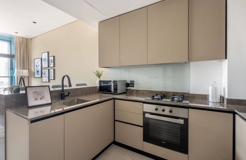 Business Bay Apartment | GuestReady - Majestic canal and Burj Khalifa view