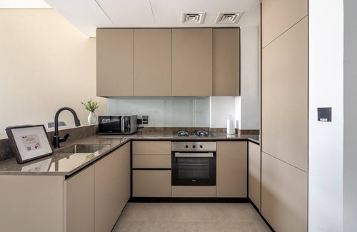Business Bay Apartment | GuestReady - Majestic canal and Burj Khalifa view