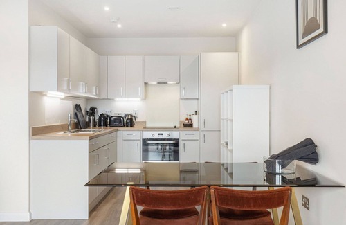 Whittington Apartment | GuestReady - Millbrook Park retreat with balcony