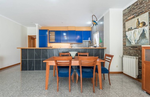 Fao Apartment | GuestReady - Parrot in the Lilies