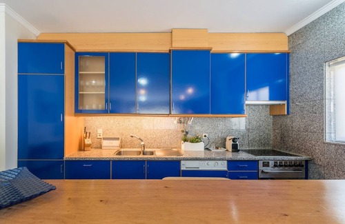 Fao Apartment | GuestReady - Parrot in the Lilies
