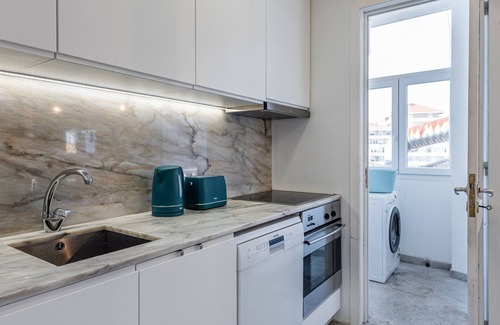 Cedofeita Apartment | GuestReady - Peaches & Cream