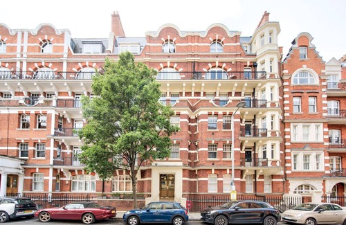 South Kensington Apartment | GuestReady - Rosey Delight in South Kensington