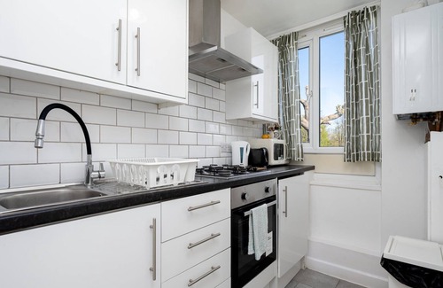 North Finchley Apartment | GuestReady - Serene retreat in North Finchley