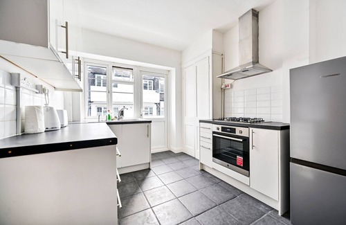 St. Leonard's Apartment | GuestReady - South London Retreat