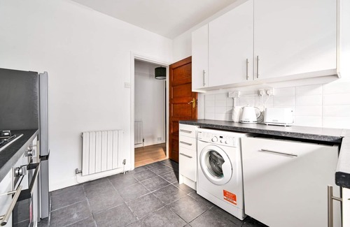 St. Leonard's Apartment | GuestReady - South London Retreat
