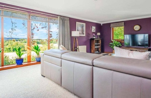 Turnhouse House | GuestReady - Stone wall residence in Edinburgh