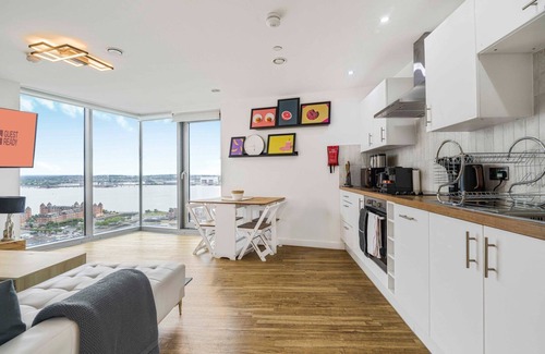 The Docks Apartment | GuestReady - Stylish Flat with Bay View