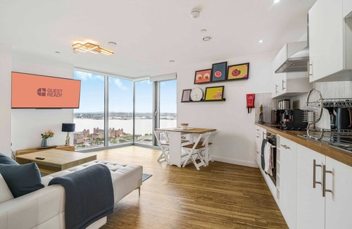 The Docks Apartment | GuestReady - Stylish Flat with Bay View