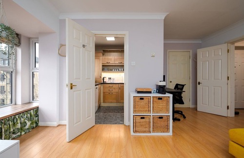 Docklands Apartment | GuestReady - Sunny Victoria Hall