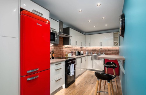 Ravenscourt Park Apartment | GuestReady - Superb Apt with Balcony