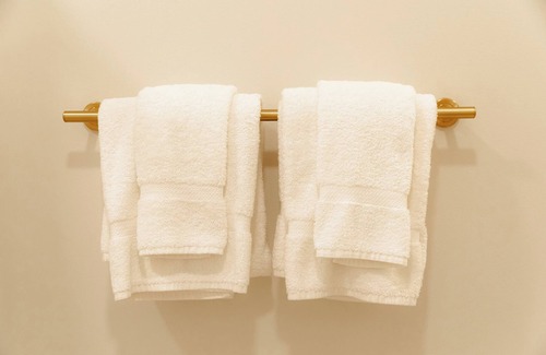 Elk Rapids Apartment | Guestroom - 2 Queens
