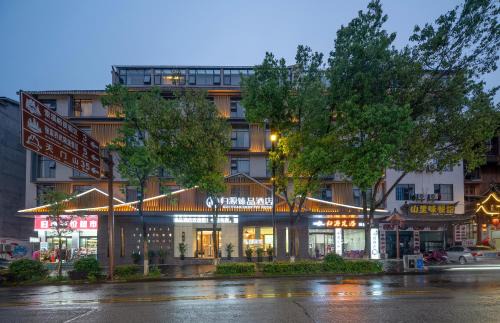 Wulingyuan Hotel | GUI YUAN ZHEN PIN HOTEL - Zhangjiajie National Forest Park Store -Free one waypick up service over 2night- Customized tour routes and Reservation ticket services for scenic spots-English speaking customer service