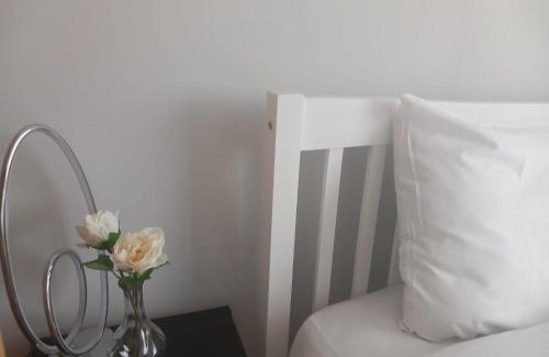 Bramley House | Guildford Home - Free Parkings, River, Waterfall View & Woodland Garden, Guildford, Surrey, UK