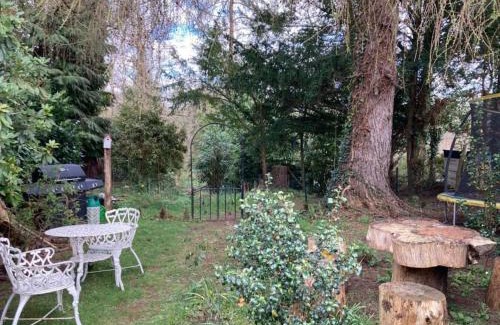 Bramley House | Guildford Home - Free Parkings, River, Waterfall View & Woodland Garden, Guildford, Surrey, UK