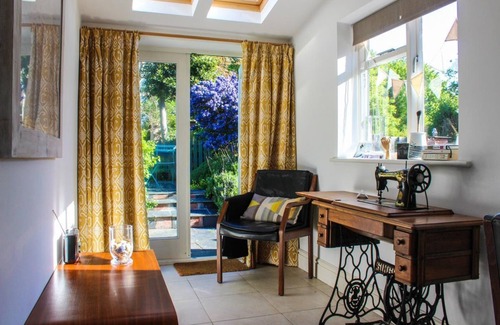 Beaumaris Cottage | Guillemot - a town house that sleeps 4 guests in 2 bedrooms