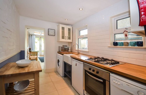 Beaumaris Cottage | Guillemot - a town house that sleeps 4 guests in 2 bedrooms