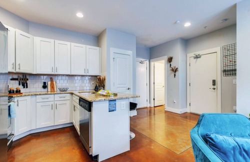 West End Condo | Guitar Groove: King Beds & Keyless Entry Near Music Row – A Stunning Nashville Escape!