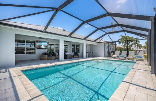 Caloosahatchee House | Gulf Access, Heated Pool, Sauna, Paddle Boards, Sleeps 10 - Villa Sun Kissed