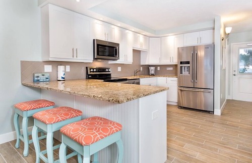 Sanibel Condo | Gulf Front Condo! Bright, Tropical condo on the beach !