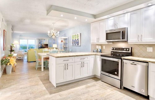 Sanibel Condo | Gulf Front Condo! Bright, Tropical condo on the beach !