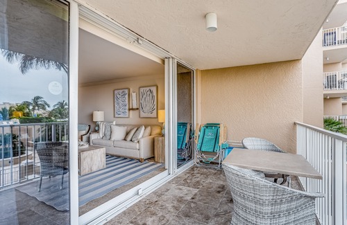 Marco Island Condo | Gulf-front condo with a pool, a hot tub, central AC, & on-site restaurants