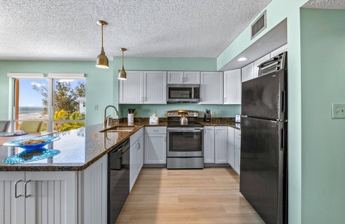 Bradenton Beach Condo | Gulf-Front Escape! Balcony & Heated Pool!
