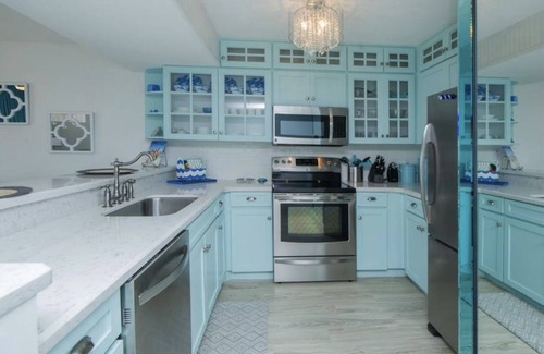 Destin Condo | Gulf Front Private Balcony! 3 Pools~ New Gym~Tennis~Pickleball ball~Tiki Hut!