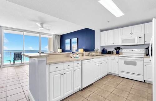 Long Beach Condo | ⛱️Gulf Front VIEW-5 Pools+Hot Tub-Majestic Beach 1-1205⛱️