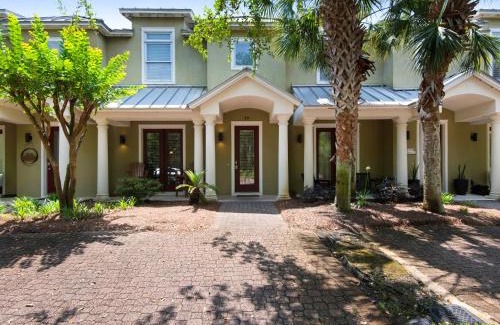 Gulf Place House | Gulf Place Courtyard 29 by Newman-Dailey