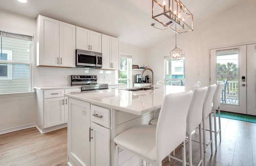 Gulf Shores Cottage | Gulf Shores Cottage w/Water Views, Walk to Beach!