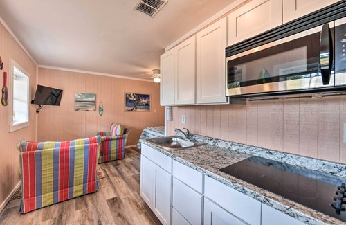 Oak Apartment | Gulf Shores Escape w/Grill, 4 Mi to Beach!