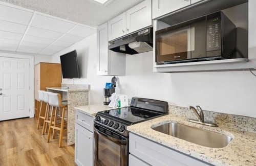 Fort Bay House | Gulf View, Swimming Pool! Beachfront Classic Room with Kitchen and Balcony!