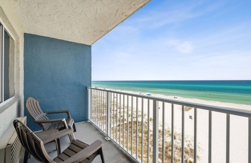 Fort Bay House | Gulf View, Swimming Pool! Beachfront Classic Room with Kitchen and Balcony!