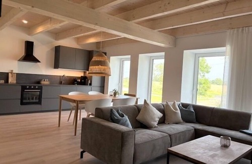 Altfunnixsiel Apartment | Gulfhof Funnixerhörn een - Stylish vacation farm with garden and wide landscape