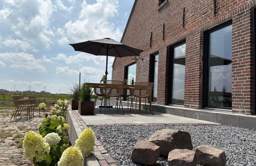 Altfunnixsiel Apartment | Gulfhof Funnixerhörn een - Stylish vacation farm with garden and wide landscape