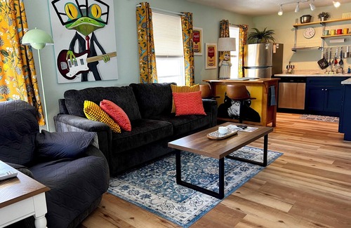 Gulfport Cottage | Gulfport Art District! One block from the beach!