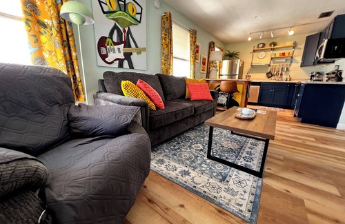 Gulfport Cottage | Gulfport Art District! One block from the beach!