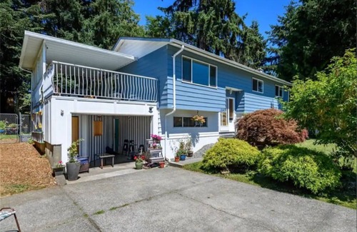Comox House | Gull BnB - Lower Suite w/Fireplace
