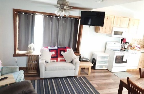 June Lake House | Gull Lake Baby House- 5 minutes walking distance to Gull Lake Marina and Park, newly remodeled
