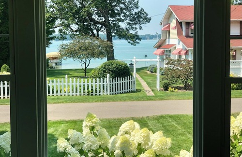 South Gull Lake House | Gull Lake sunset home on a quiet street