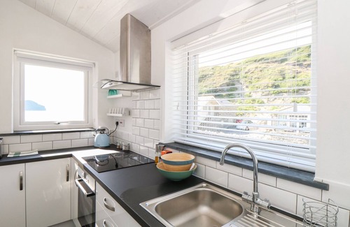 Trebarwith Strand Apartment | GULL ROCK, pet friendly, country holiday cottage in Trebarwith Strand
