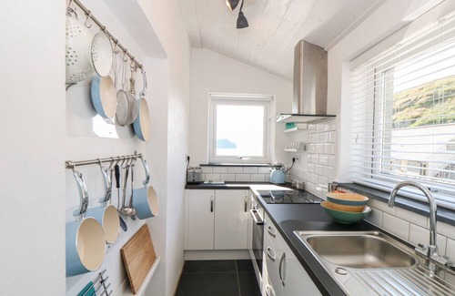 Trebarwith Strand Apartment | GULL ROCK, pet friendly, country holiday cottage in Trebarwith Strand