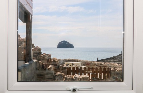 Trebarwith Strand Apartment | GULL ROCK, pet friendly, country holiday cottage in Trebarwith Strand