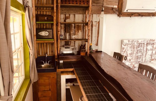 Caye Caulker House | Gumbo Limbo's Dreaded Grape Cabana - Steps from Ocean, Free Bikes, Free WiFi