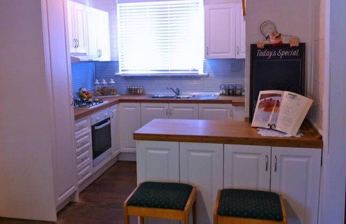 Hovea Cottage | GUMLEAF COTTAGE FARMSTAY - Free daily Animal feeding - close to Perth!