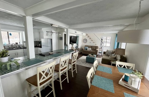 Bradley House | "Gun-A-Love IT!" Lakefront getaway/retreat on Gun Lake