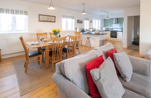 Aldeburgh Cottage | Gun Lodge - sleeps 6 guests in 3 bedrooms