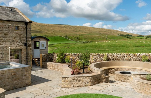 Yockenthwaite Cottage | GUNNER LODGE, family friendly, with hot tub in Chapel-Le-Dale